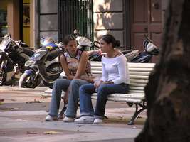 Bilder - Best of 2004 - Spanien - Girona - maedchen-duo-bank